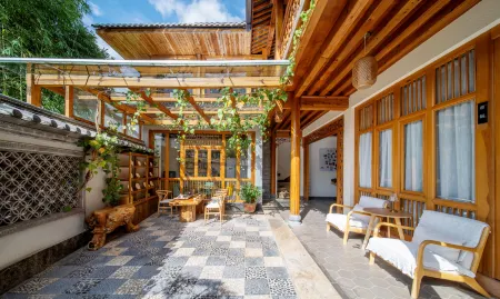 A cloud inn in Shaxi ancient town Отели в г. Цзянчуань