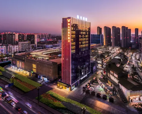 Vienna International Hotel (Zhaotong Hongxing Hejing Plaza) - parking
