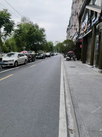 Tongcheng Qitian Business Hotel Отели рядом с достопримечательностью «Tongcheng Huangpao Mountain Lanruo Temple»