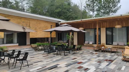 Xin She Zhijian Homestay Отели рядом с достопримечательностью «Zijin Park»