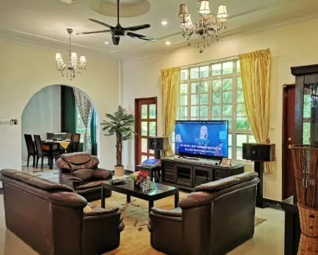 Yussy Homestay at Afamosa Bungalow Hotels in Pegoh