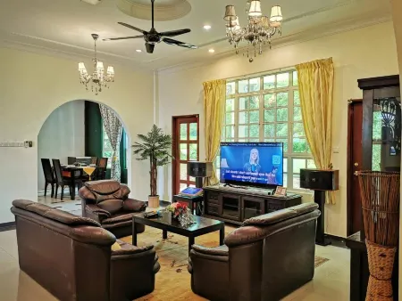 Yussy Homestay at Afamosa Bungalow Отели в г. Pegoh