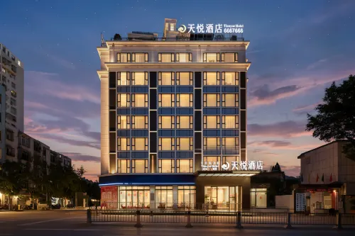 Xichang Tianyue Hotel (Qionghai 17 Degrees Torch Square)