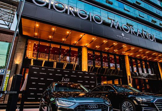 더 조르지오 모란디 호텔의 세련된 로비와 휴게 공간