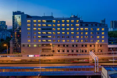 Ease Hotel Zhi (Wuhan Guanggu Plaza Yangjiawan Subway Station) Отели рядом с достопримечательностью «Library of Faculty of Information Sciences»