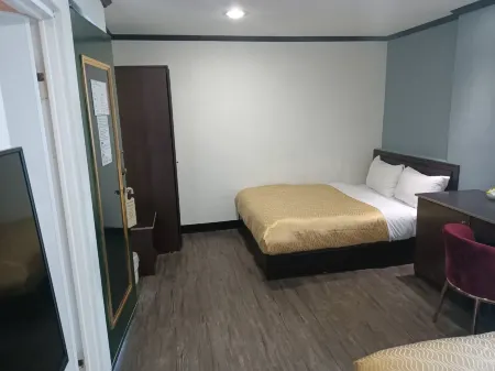 Holiday Commerce Hotel