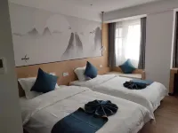 Yunhuali Homestay Hotel (Xiangyang Guangcai)