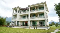 Lakeside Xiaoyuan Hotels near Wanlü Lake · Wanlü Valley Resort