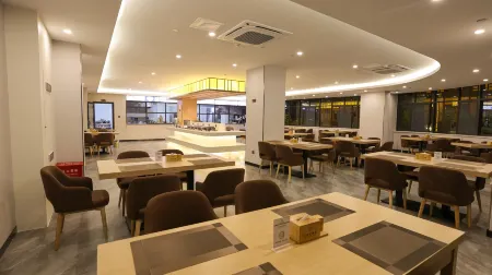 The Cloud  Hotel Отели рядом с достопримечательностью «Pingbian Gymnasium»