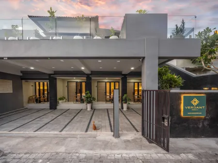 Verdant Bali Sekar Sari Отели рядом с достопримечательностью «Kampus FKIP UNMAS»