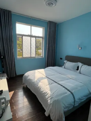 Maitreya Hongxiang Hotel (Honghe Water Town Giant Century Square Branch) Hotels near Wenchang Palace, Miyang