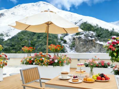 Wen Ruo Gongga No.1 Scenic Courtyard