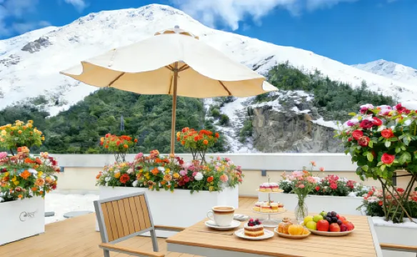 Wen Ruo Gongga No.1 Scenic Courtyard