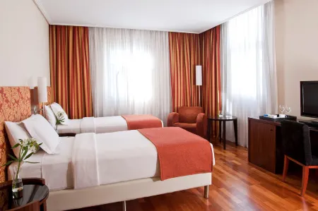 NH Buenos Aires City Отели рядом с достопримечательностью «Манзана де лас Лусес»