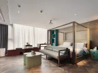 Benrat Hotel Hotels near Taikoo Li