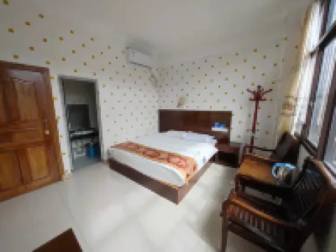 Longling Jianping Hotel