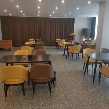 IU Hotel (Dongping Zhengwu Dating Dongshun Square)