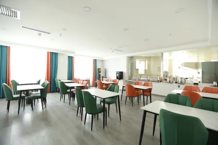 Luntai Oil City Hotel Отели рядом с достопримечательностью «CNOOC Engineering Technology College Xinjiang Branch»