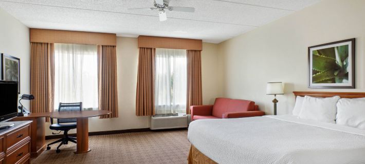 La Quinta Inn & Suites by Wyndham Sawgrass Hotels in Broward County
