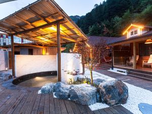 Yunduanshanyu Tangchi Homestay (Siguniangshan Shuangqiaogou Scenic Area)