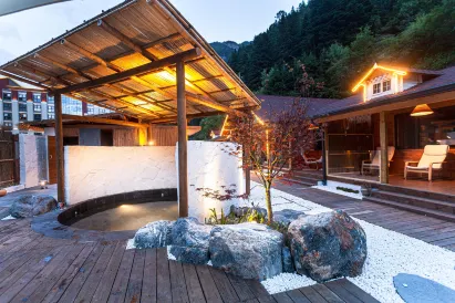 Yunduanshanyu Tangchi Homestay (Siguniangshan Shuangqiaogou Scenic Area)