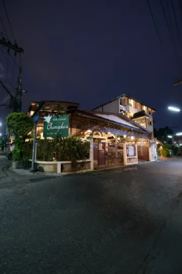 ชณาเพลส ล้านนา โรงแรมใกล้วัดศรีสุพรรณ(พระอุโบสถเงิน)