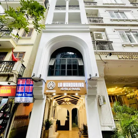 La Mandarina Hotel & Travel at 13 Hang Hanh Street Отели рядом с достопримечательностью «Хоанкием»