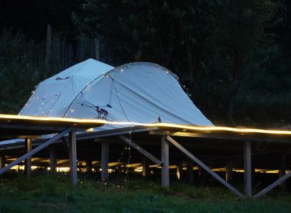 冶勒湖山野營地