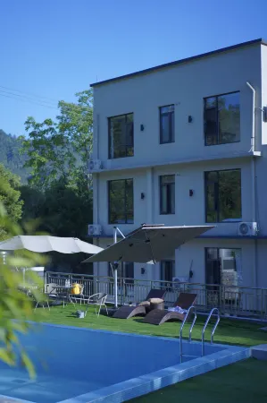 Zhangjiajie Le She Homestay (Tianmenshan Town Store) Отели рядом с достопримечательностью «Tianmen Mountain National Forest Park»