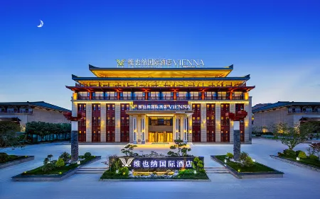 Vienna International Hotel (Qinzhou Impression Cultural-Commercial Street Branch, Tianshui) Отели рядом с достопримечательностью «Yuquanguan Scenic Area»