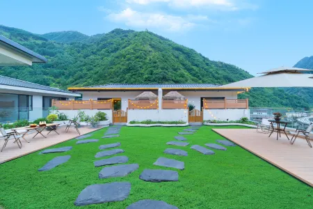 Moshansha Private Hot Spring Homestay Отели рядом с достопримечательностью «Wolong China Giant Panda Garden Shenshuping Base of CCRCGP»