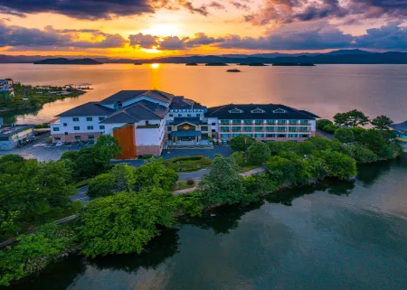 Star Island Impression Holiday Hotel Отели рядом с достопримечательностью «Qiandaohu Xiushui Square»