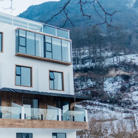 Qianshan Snow Designer Homestay, Maoxian