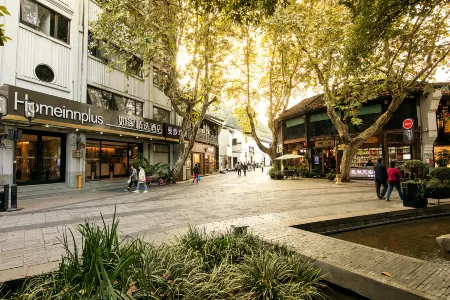 Homeinn Plus Hotel (Hangzhou West Lake Hubin Hefang Street Pedestrian Street) Отели рядом с достопримечательностью «Wang Former Residence»