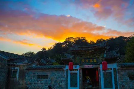 Wu's Courtyard Hostel Отели рядом с достопримечательностью «Peitian Ancient Village»