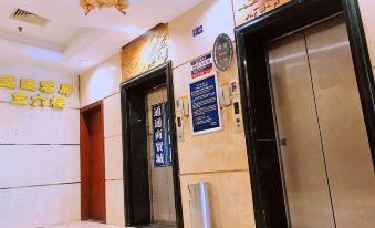 The building entrance is equipped with elevators and clearly marked signs on both sides at Tongtong Hotel