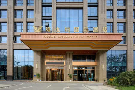 Vienna International Hotel (Chengdu Longquan Automobile City Aviation Academy Branch) Отели рядом с достопримечательностью «CPC Chengdu Longquanyi District Committee Party School»