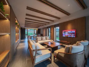 PEIYILODGE LINGFENG