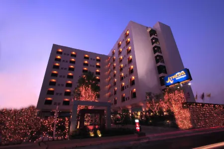 Atrium Boutique Hotel Отели рядом с достопримечательностью «Wat Phra Si Mahathat»