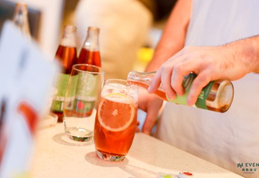 Even Hotel Suzhou Grand Canal의 깔끔한 객실 인테리어