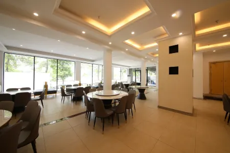 Fenghai Seaview Hotel Отели рядом с достопримечательностью «Beihai Administration College»