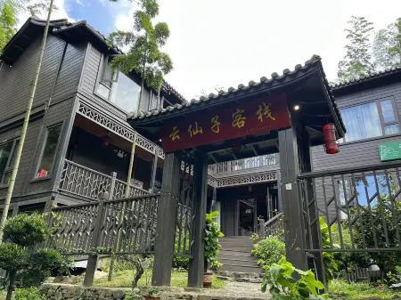 Blue Mountain Cloud Iceberg Cloud Fairy Garden b&B