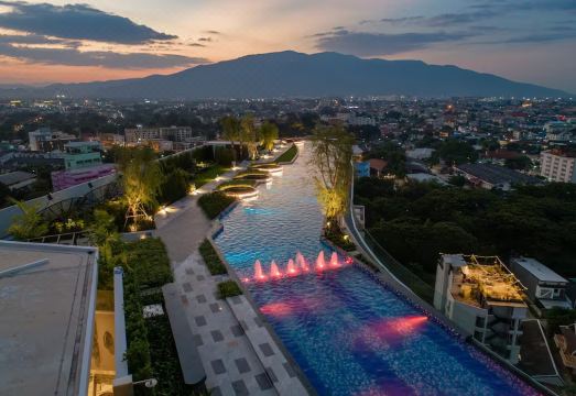 Astra Sky River의 야경과 건물 모습