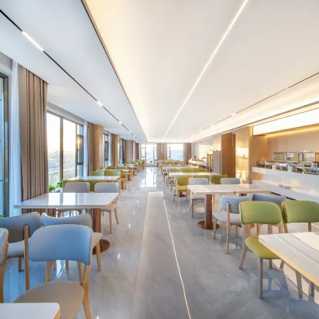 Yining Binjiang Peninsula Hotel (Liuxing Street Scenic Area Branch)