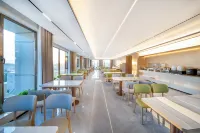 Yining Binjiang Peninsula Hotel (Liuxing Street Scenic Area airport）)