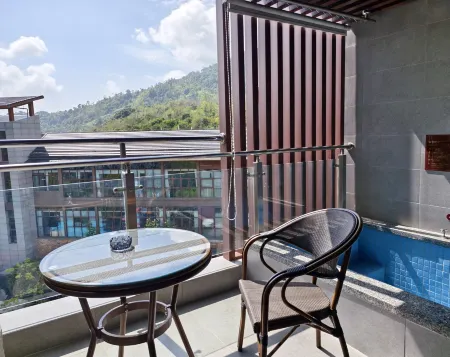 Shanyuquan Hot Springs Homestay (Guposhan Dujiaqu Jisanzhongxin) Отели рядом с достопримечательностью «Shibashuiyuan Ecological Scenic Spot»