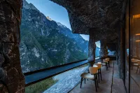 墨野·雪山懸崖ホテル（香格里拉虎跳峽）