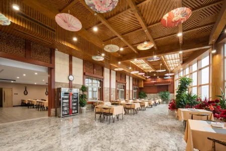 Gu Lou Hotel Отели рядом с достопримечательностью «Liao Dynasty Twin Towers»