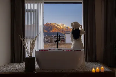 Accompanied by hidden snow and mountain views, a beautiful overnight stay