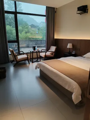 Youbian Homestay (Border City Chadong Scenic Area) - parking